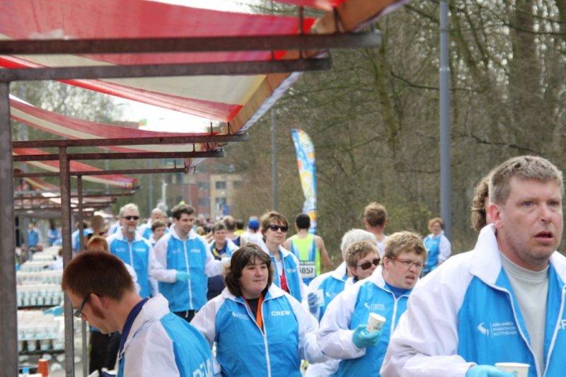 Marathon_Rotterdam_weinig_bekers_op_de_weg (12)