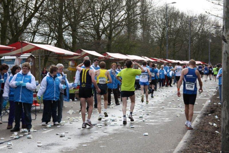 Marathon_Rotterdam_weinig_bekers_op_de_weg (13)