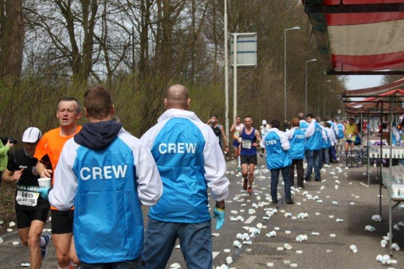 Marathon_Rotterdam_weinig_bekers_op_de_weg (15)