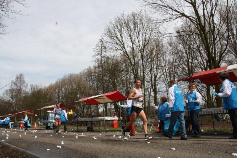 Marathon_Rotterdam_weinig_bekers_op_de_weg (7)